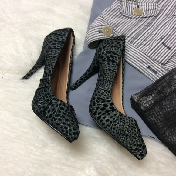 Just Fabulous Shoes - JUST FABULOUS FABRIC ANIMAL PRINT PUMPS/SHOES